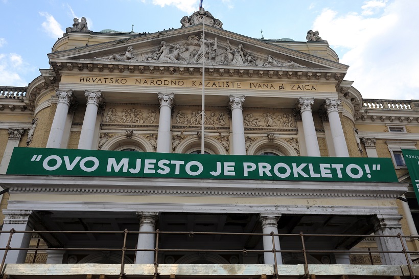 Transparentom na pročelju HNK Ivan pl. Zajc najavljuje prvu ovogodišnju premijeru