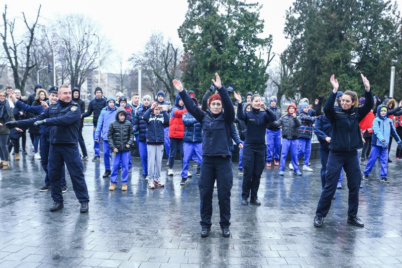 policija plese sa skolarcima