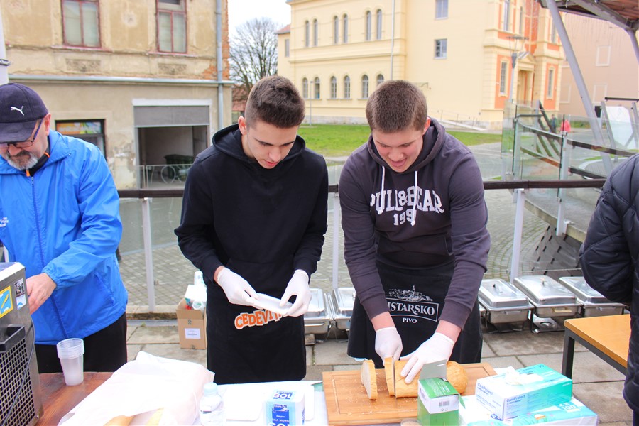 grad krizevci pocastio ribicama gradane povodom velikog petka05