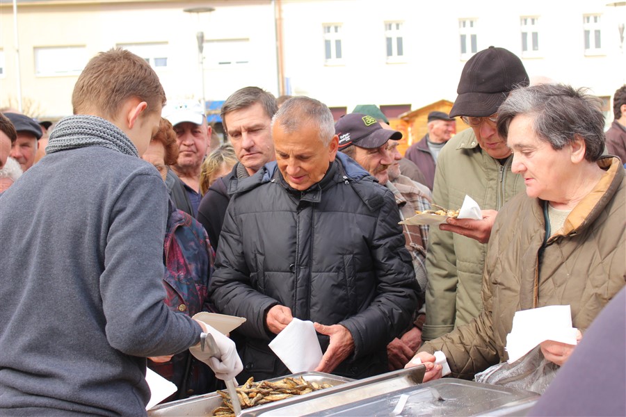 grad krizevci pocastio ribicama gradane povodom velikog petka06