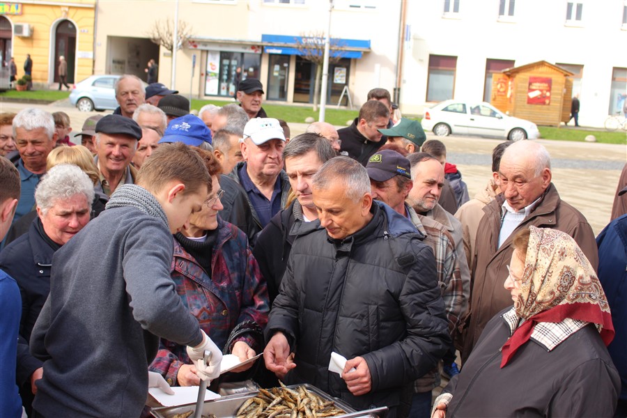 grad krizevci pocastio ribicama gradane povodom velikog petka07