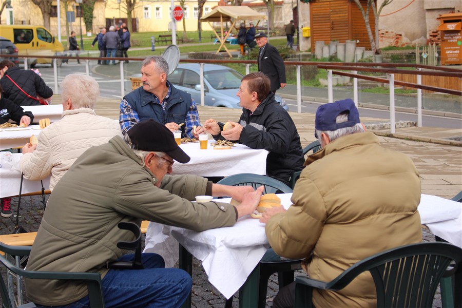 grad krizevci pocastio ribicama gradane povodom velikog petka08