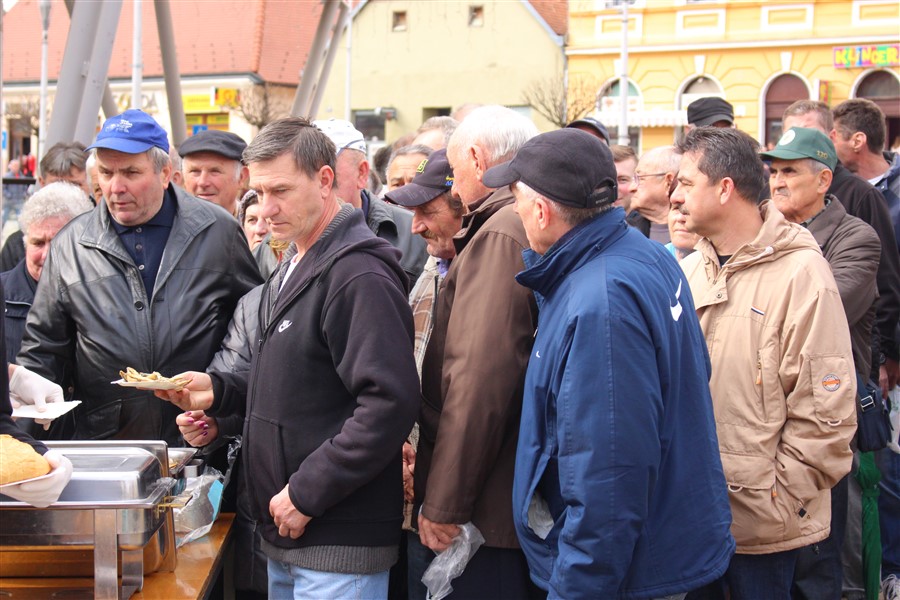 grad krizevci pocastio ribicama gradane povodom velikog petka09