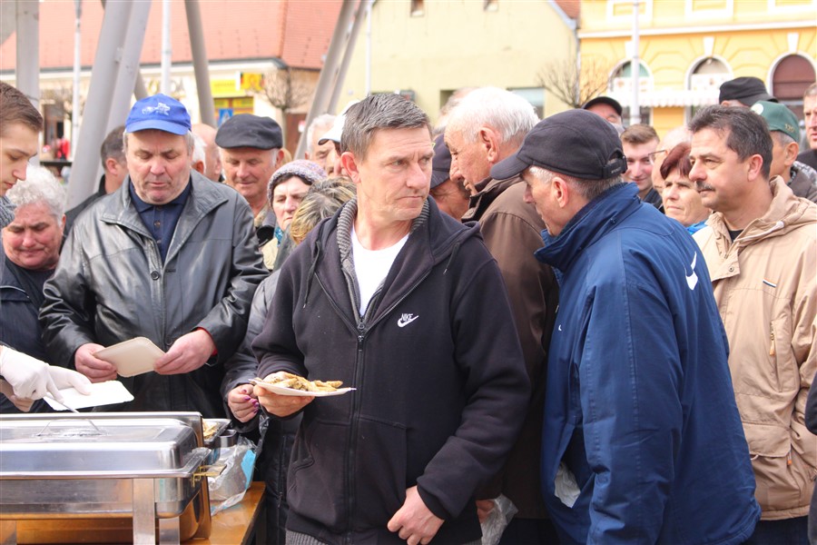 grad krizevci pocastio ribicama gradane povodom velikog petka10