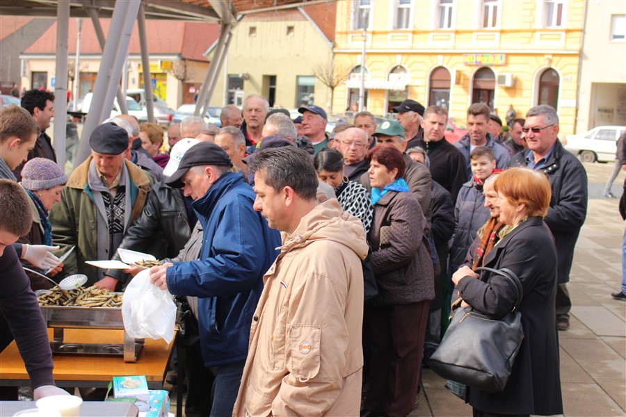 grad krizevci pocastio ribicama gradane povodom velikog petka11