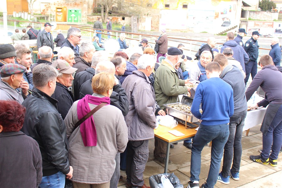 grad krizevci pocastio ribicama gradane povodom velikog petka14