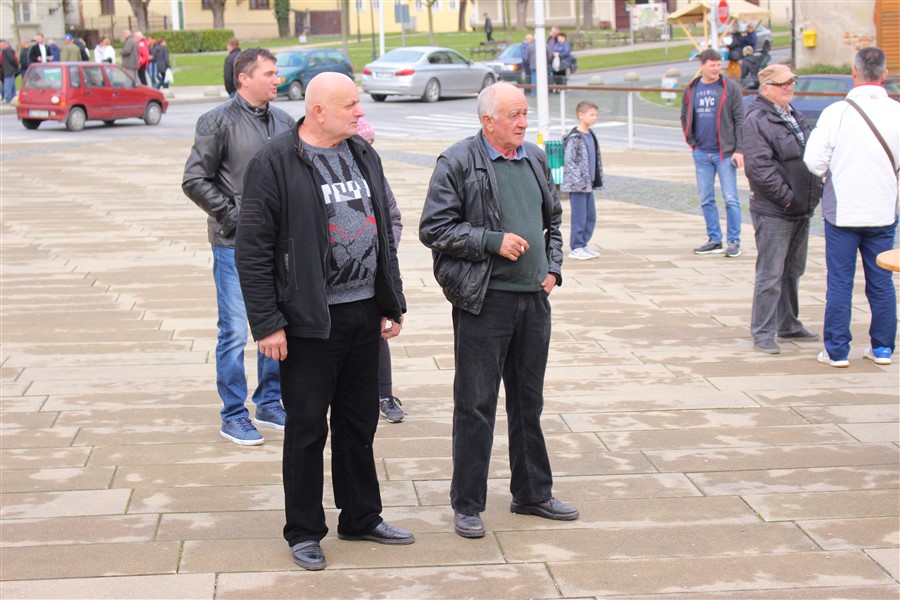 grad krizevci pocastio ribicama gradane povodom velikog petka15