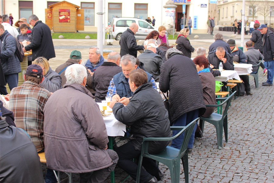 grad krizevci pocastio ribicama gradane povodom velikog petka19