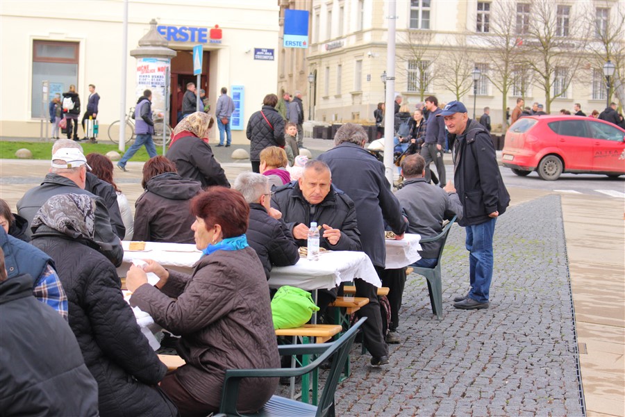 grad krizevci pocastio ribicama gradane povodom velikog petka20