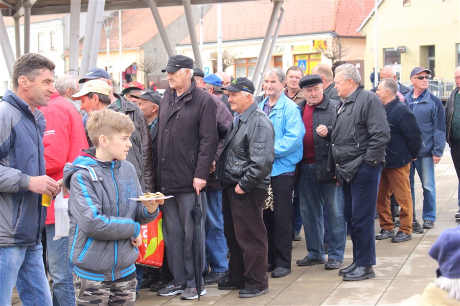 grad krizevci pocastio ribicama gradane povodom velikog petka21