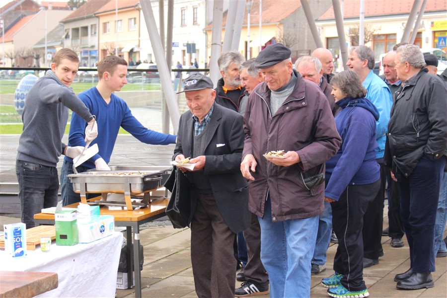 grad krizevci pocastio ribicama gradane povodom velikog petka22