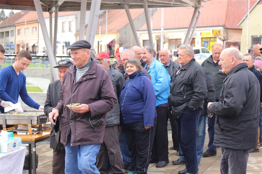 grad krizevci pocastio ribicama gradane povodom velikog petka23