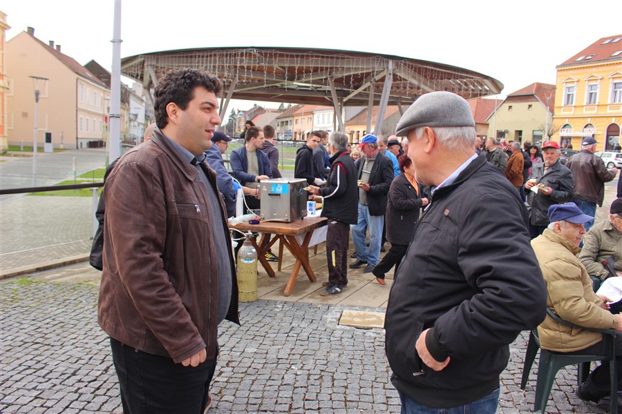 grad krizevci pocastio ribicama gradane povodom velikog petka24