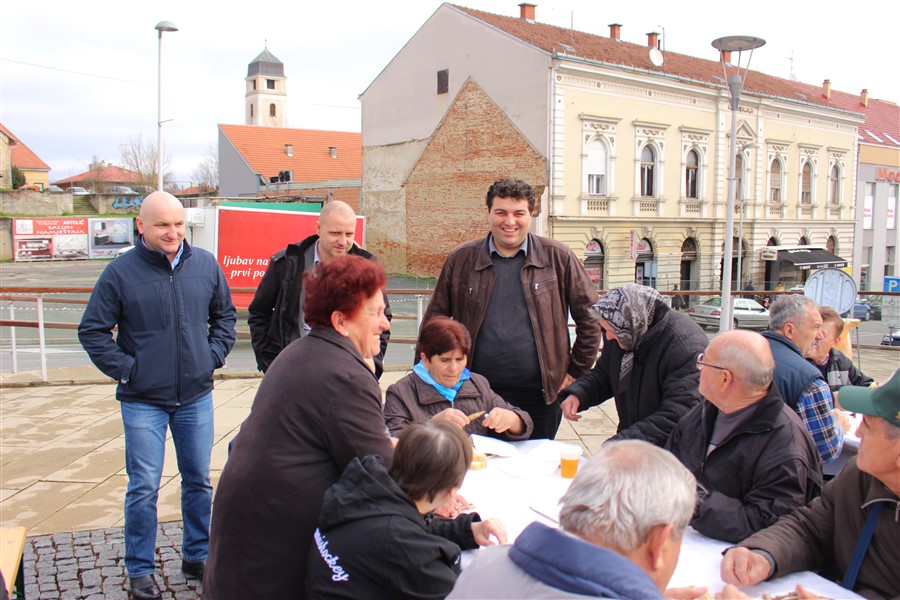 grad krizevci pocastio ribicama gradane povodom velikog petka25