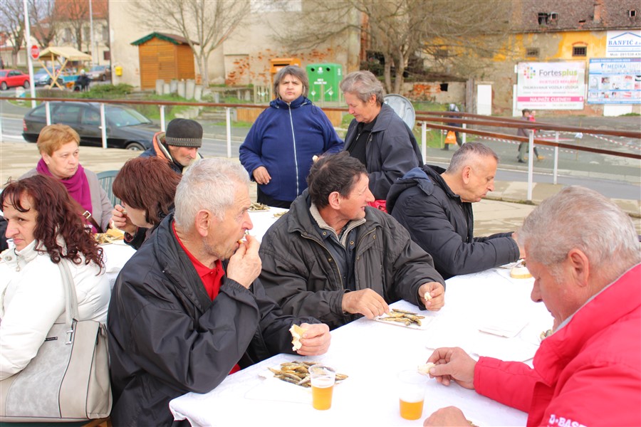 grad krizevci pocastio ribicama gradane povodom velikog petka26