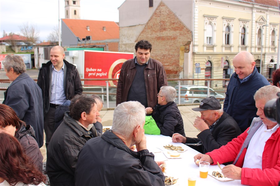 grad krizevci pocastio ribicama gradane povodom velikog petka27