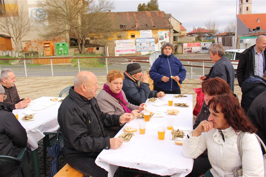 grad krizevci pocastio ribicama gradane povodom velikog petka28