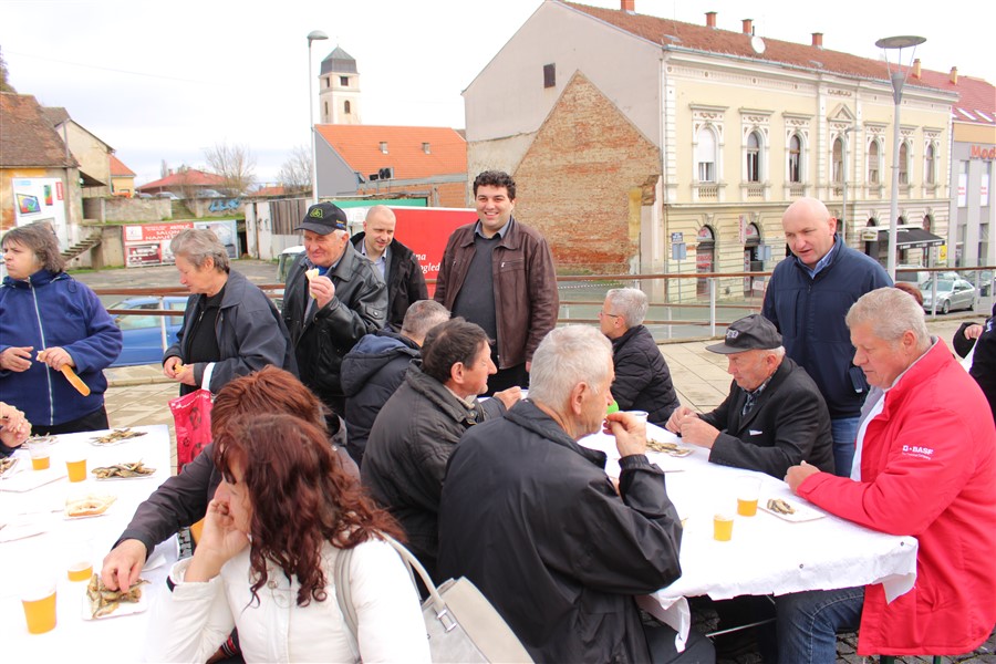 grad krizevci pocastio ribicama gradane povodom velikog petka29