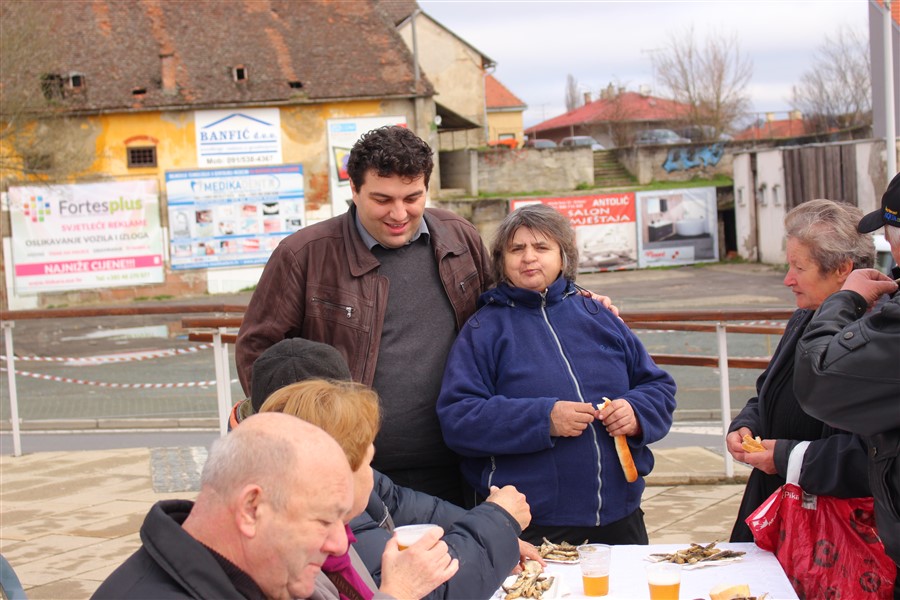 grad krizevci pocastio ribicama gradane povodom velikog petka30