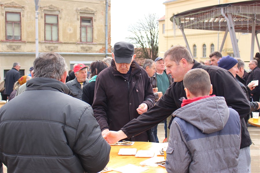 grad krizevci pocastio ribicama gradane povodom velikog petka31