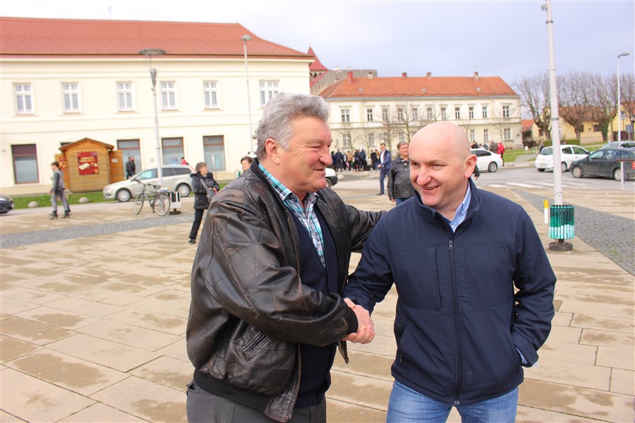 grad krizevci pocastio ribicama gradane povodom velikog petka32