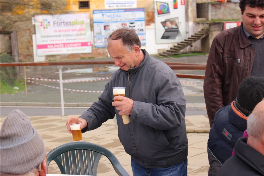 grad krizevci pocastio ribicama gradane povodom velikog petka33