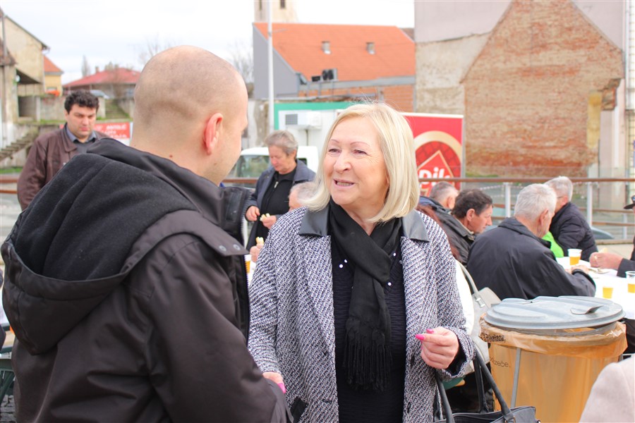 grad krizevci pocastio ribicama gradane povodom velikog petka34