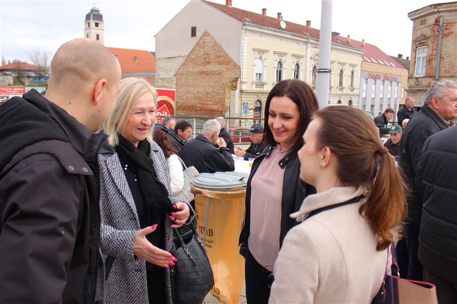 grad krizevci pocastio ribicama gradane povodom velikog petka35