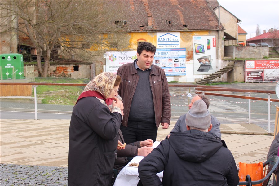 grad krizevci pocastio ribicama gradane povodom velikog petka36