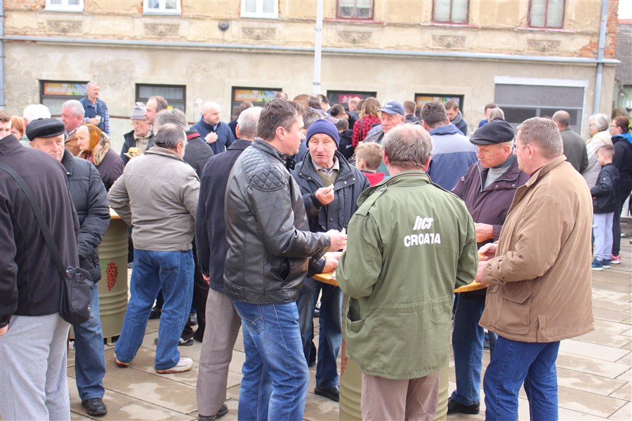 grad krizevci pocastio ribicama gradane povodom velikog petka37