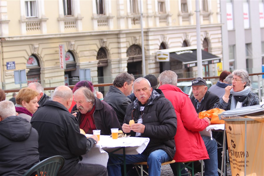 grad krizevci pocastio ribicama gradane povodom velikog petka41