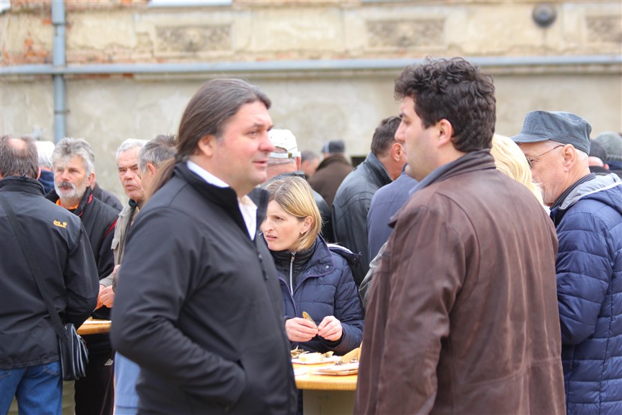 grad krizevci pocastio ribicama gradane povodom velikog petka42