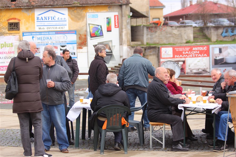 grad krizevci pocastio ribicama gradane povodom velikog petka44