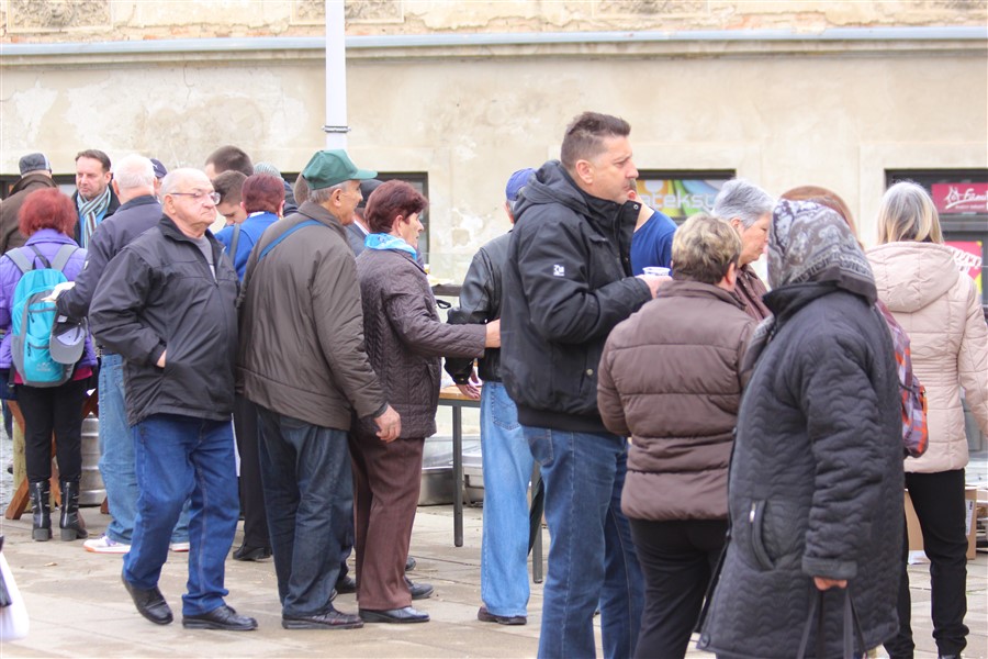 grad krizevci pocastio ribicama gradane povodom velikog petka46