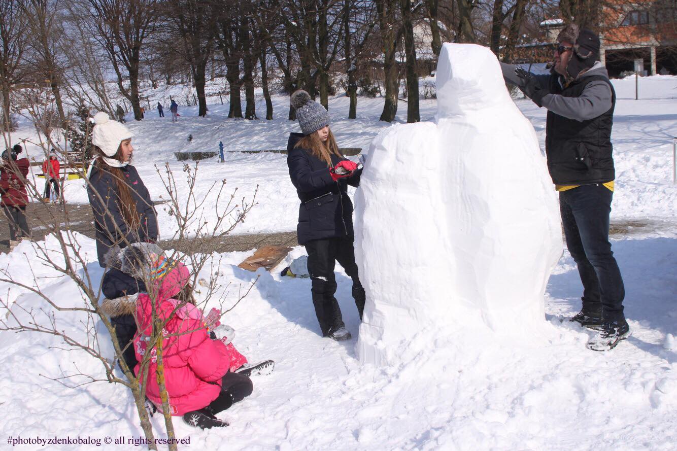 Križevački osnovnoškolci i ravnatelj napravili snježnu zabavu
