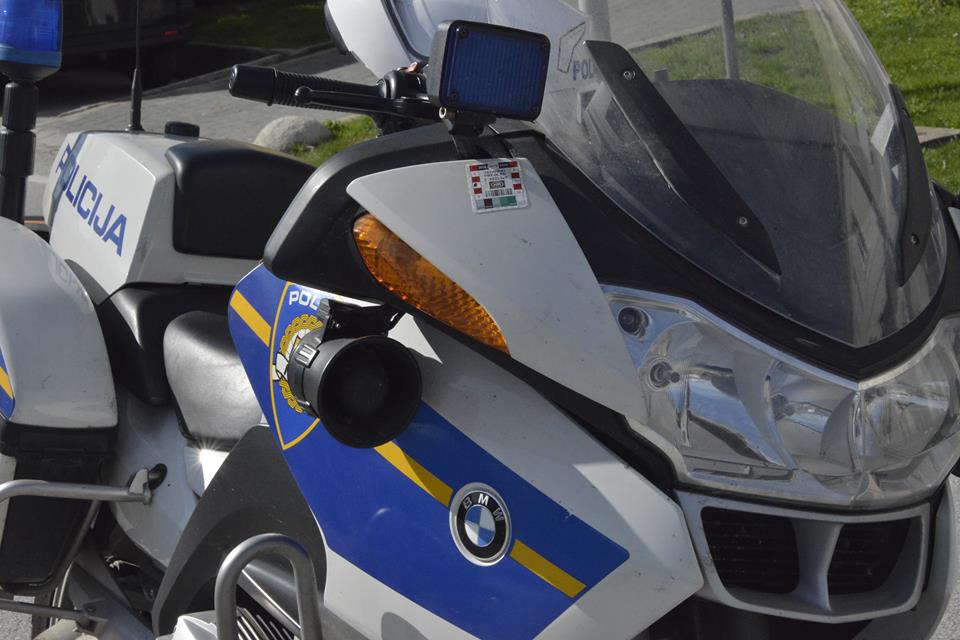 policija na motociklu