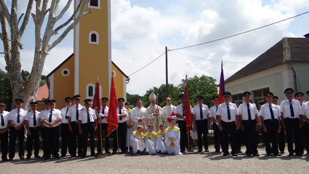 Biskup Josip Mrzljak blagoslovio obnovljene kapele u župi Kuzminec