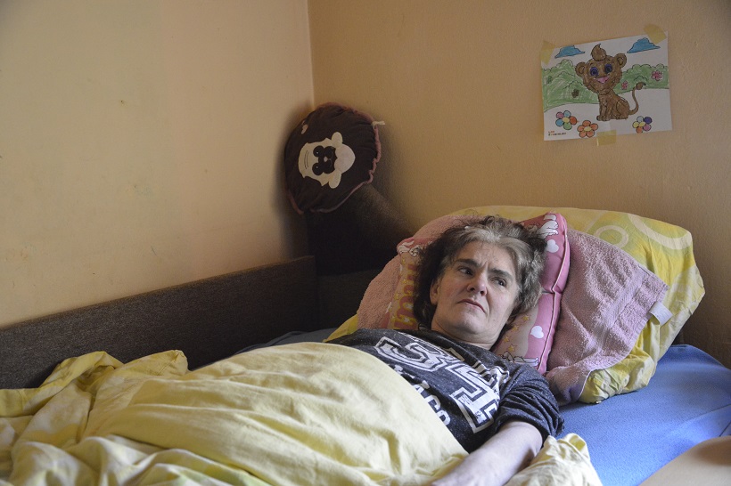 VIDEO POTRESNA PRIČA IZ KRIŽEVACA Jasna Večerin (52) prikovana uz krevet boluje od multiple skleroze i “živi” od 850 kuna socijalne pomoći