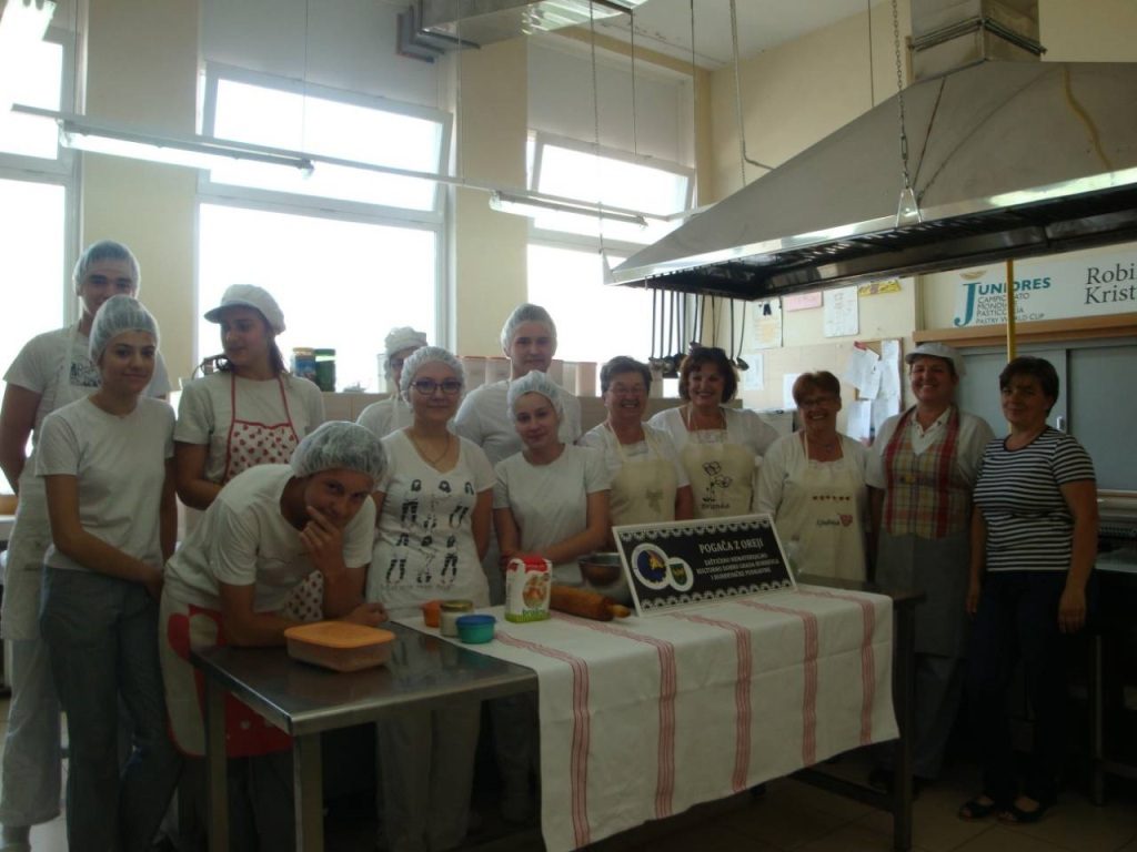 Đurđevačke „pogačarke“ učenike u Obrtničkoj školi u Koprivnici podučile pripremi pogače z oreji