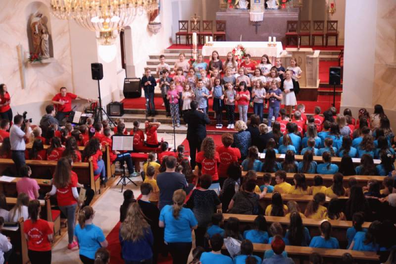 Više od 400 malih zboraša nastupilo na Zlatnoj harfi u Pitomači