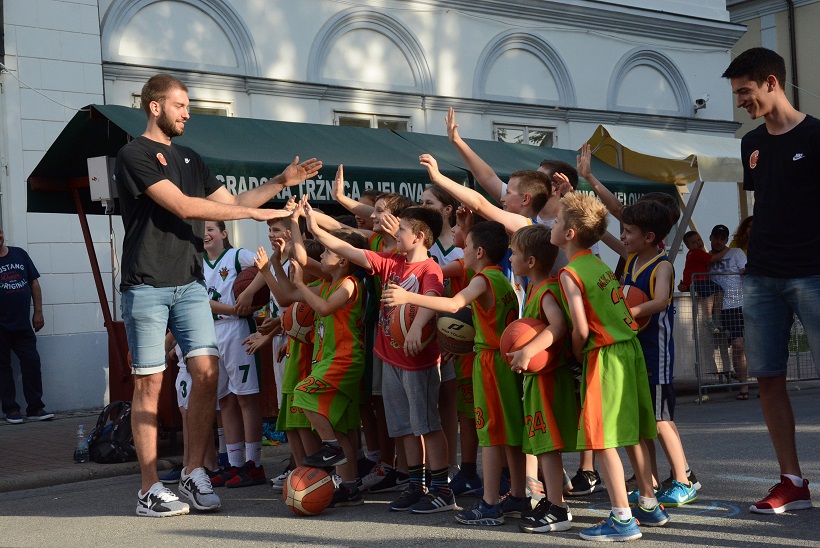 VIDEO Košarkaši Cedevite posjetili Bjelovar i zaigrali košarku s najmlađima