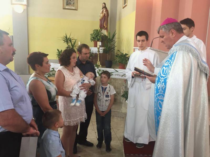 Biskup Vlado Košić krstio peto dijete obitelji Turkalj