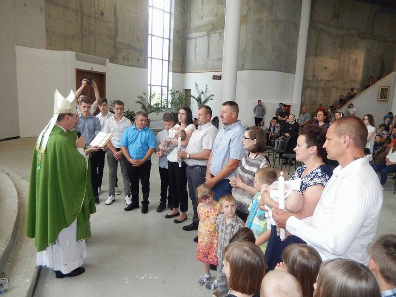 Biskup Ivan Šaško krstio sedmo dijete obitelji Nikolić i peto dijete obitelji  Budim