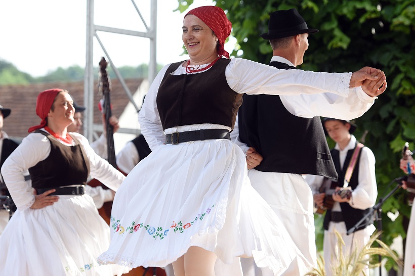 VIDEO Gradonačelnica Varaždinskih Toplica Dragica Ratković pleše folklor