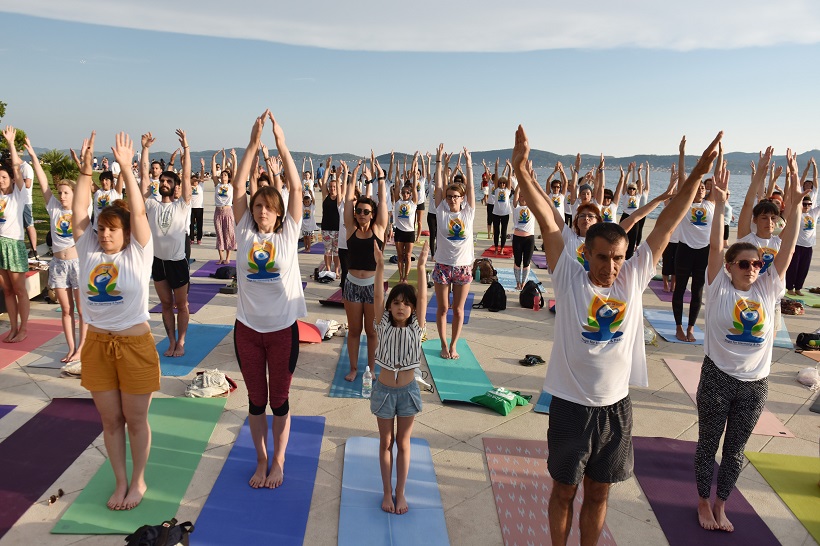Zadar: Na Pozdravu suncu obilježen Svjetski dan joge