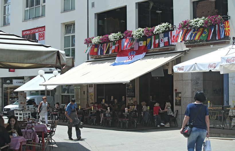 Ispred kafića izvješene zastave svih sudionika Svjetskog prvenstva u Rusiji