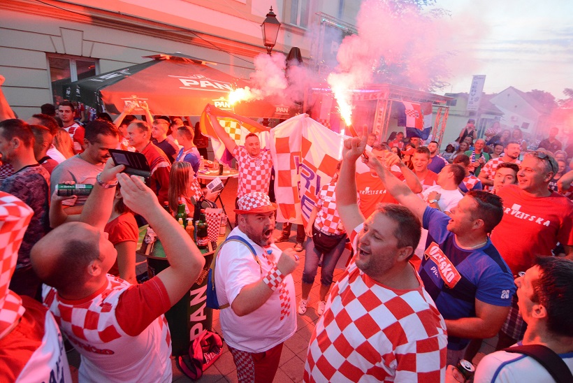 Bjelovar: Navijači prate utakmicu Rusija - Hrvatska