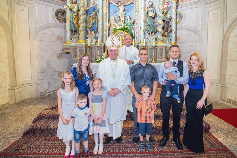 Biskup Vlado Košić krstio peto dijete u obitelji Tomašić