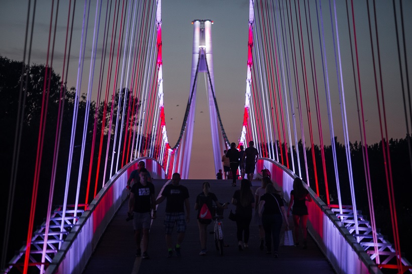 Viseći pješački most preko rijeke Drave osvijetljen u bojama hrvatske šahovnice