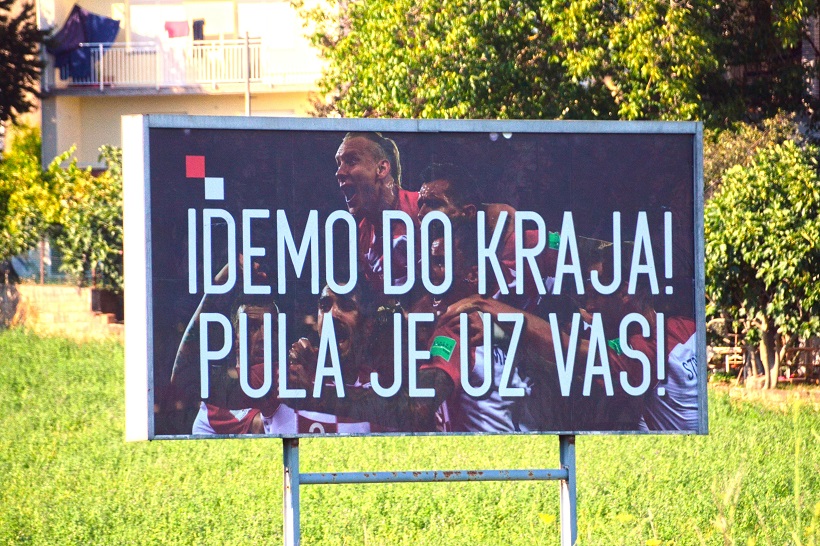 Plakat podrške nogometnoj reprezentaciji na pulskoj obilaznici